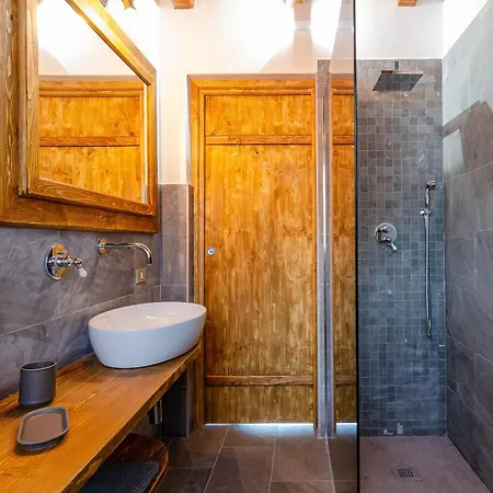 Il Lauro - House - *